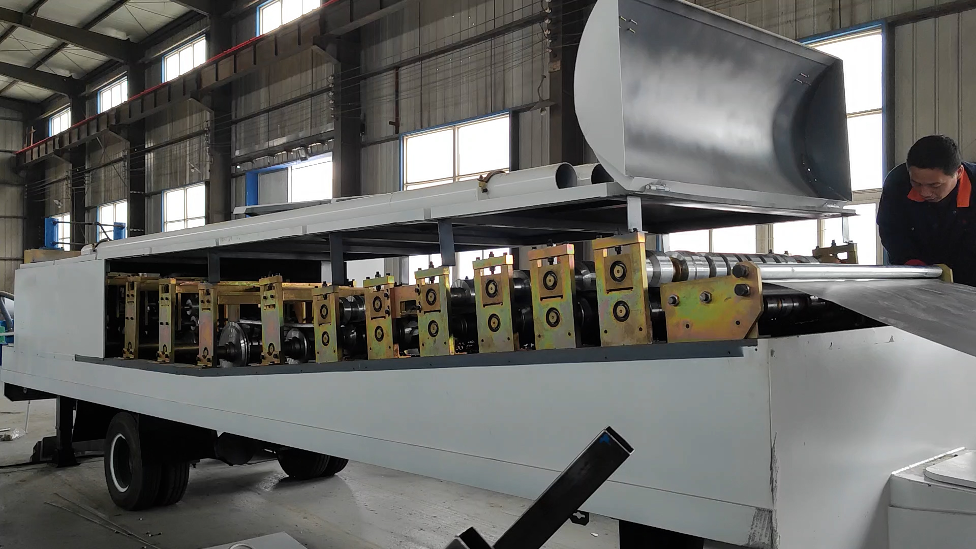 станок для производства ангарных арок